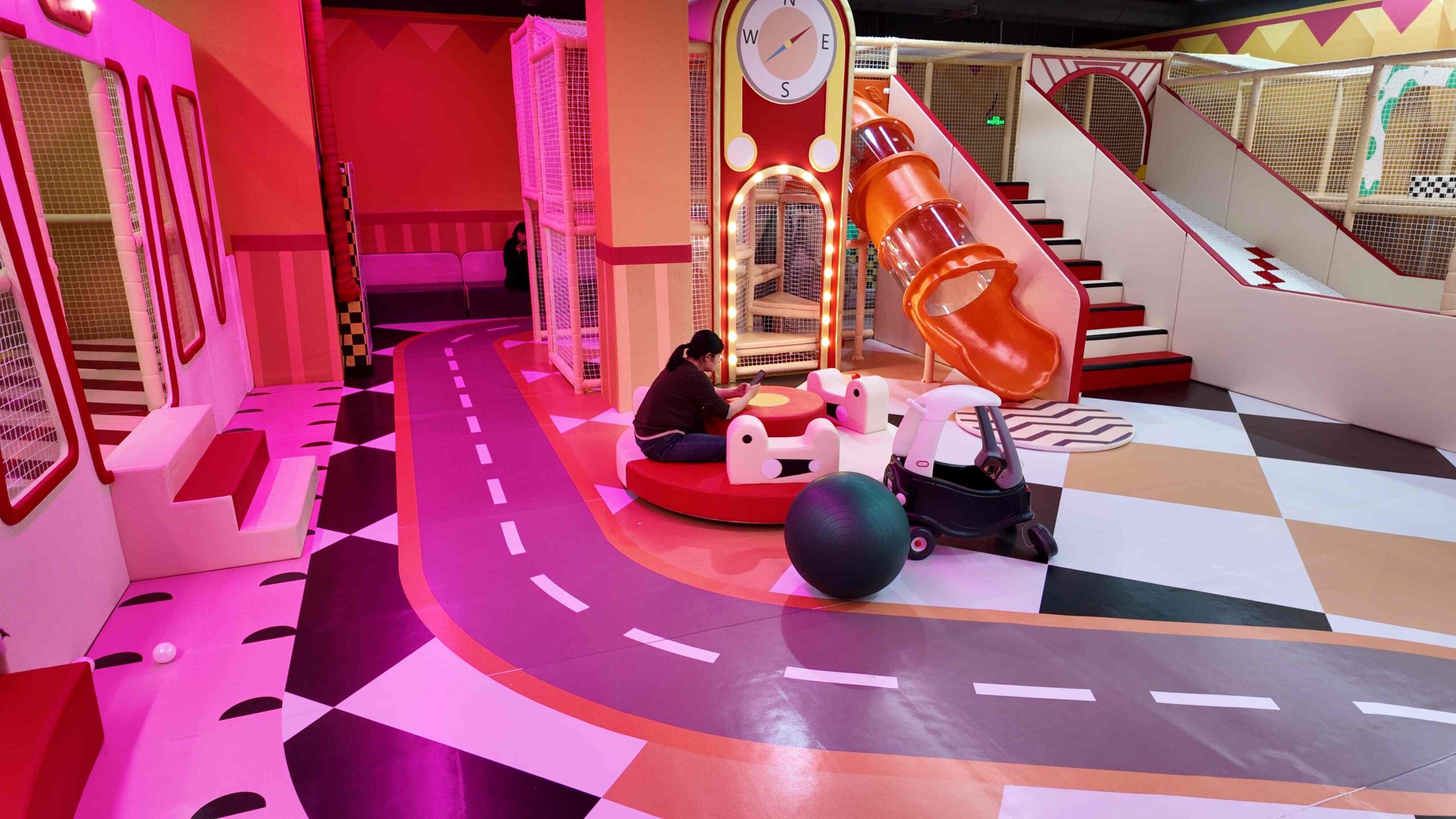 青島開室內(nèi)游樂場(chǎng)？12年源頭廠家蜜動(dòng)游樂：從設(shè)計(jì)到運(yùn)營(yíng)，一站式搞定！